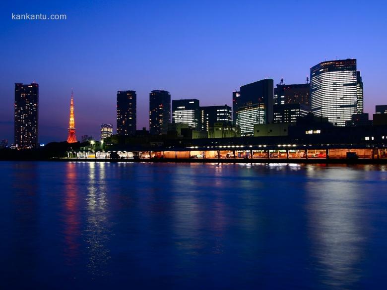 水中倒映的城市夜景