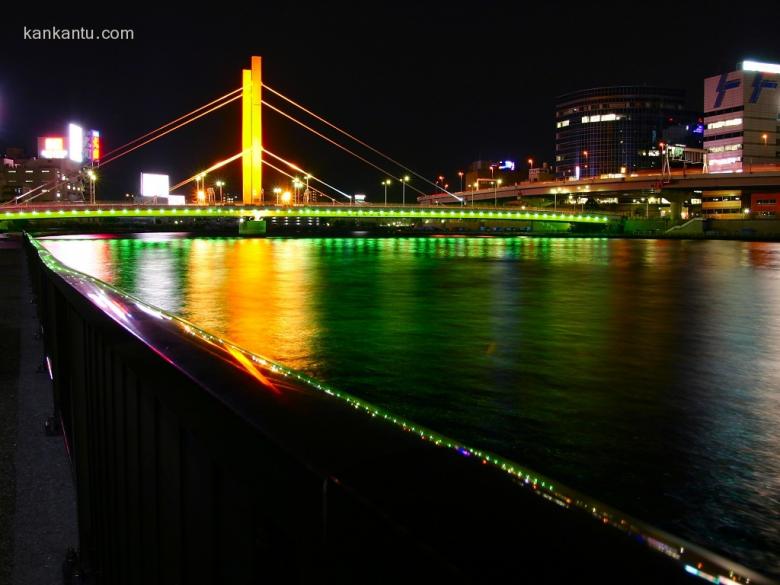 水中倒映的城市夜景