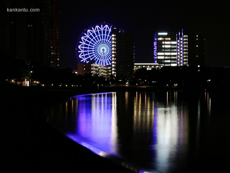 水中倒映的城市夜景