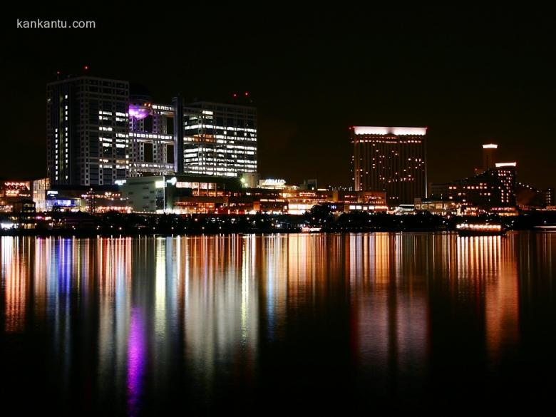 水中倒映的城市夜景