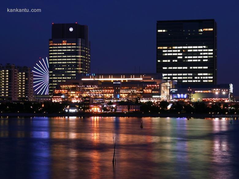 水中倒映的城市夜景