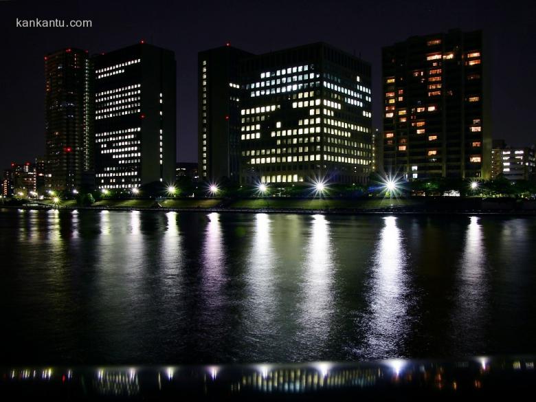 水中倒映的城市夜景