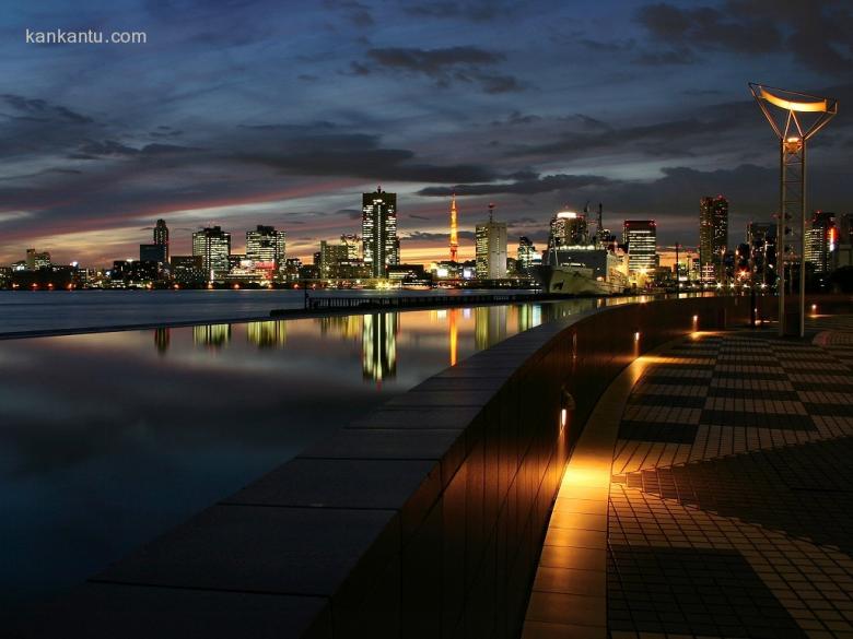 水中倒映的城市夜景