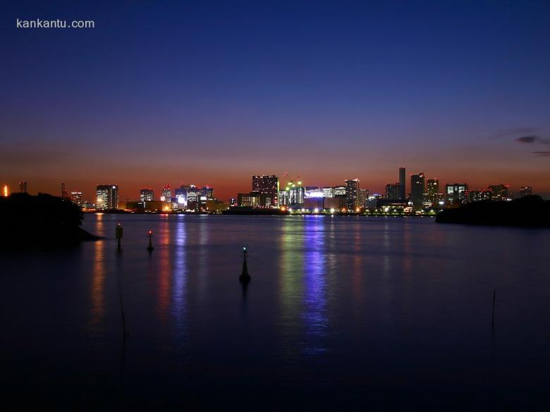 水中倒映的城市夜景