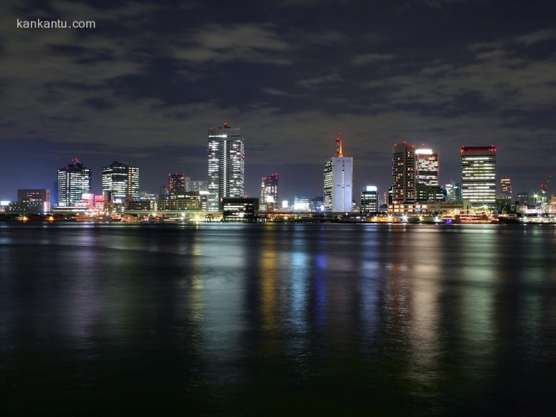 水中倒映的城市夜景