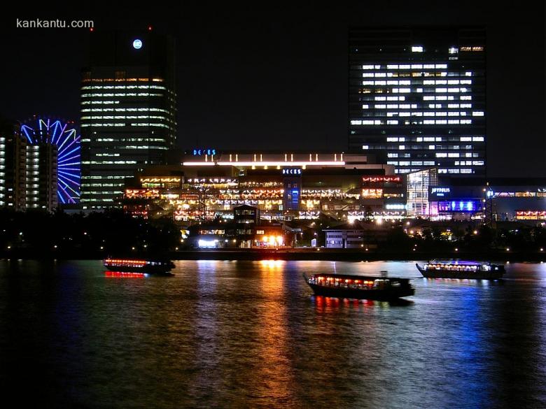水中倒映的城市夜景